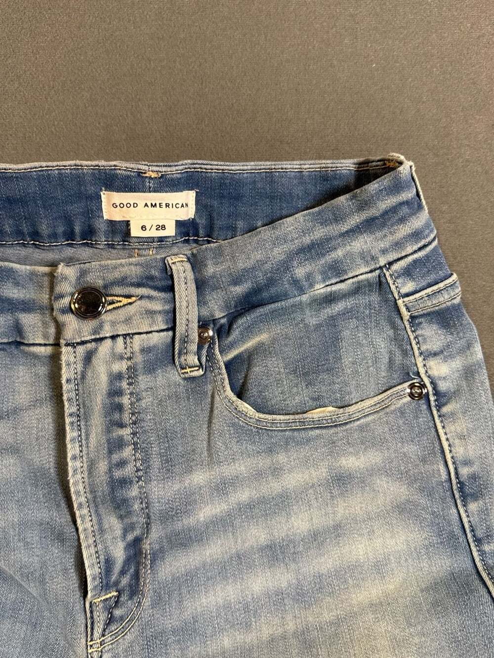 Good American Distressed Skinny Jeans Size 6 / 28 Light Wash